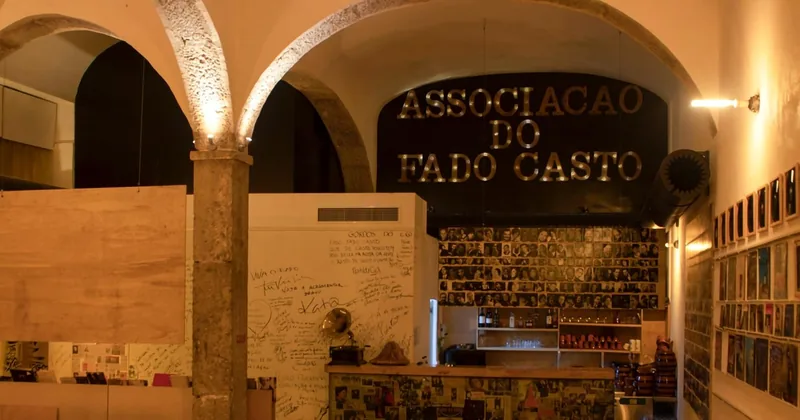 Petiscos e vinho com fado ao vivo
